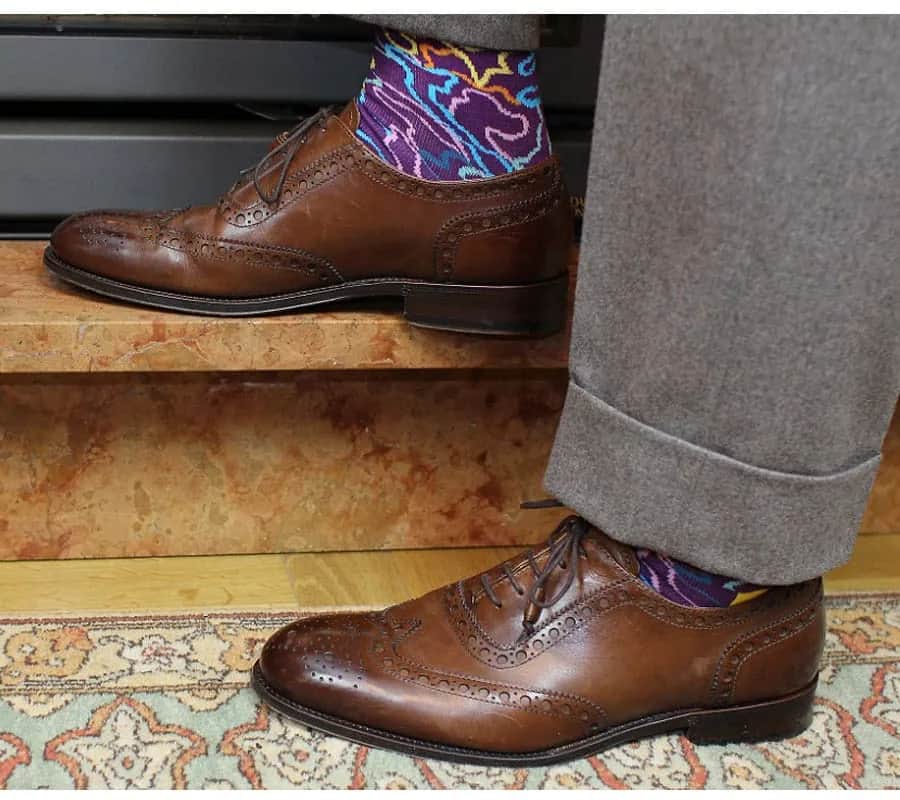 Skarpetki do szarego garnituru i brązowych butów - co wybrać?