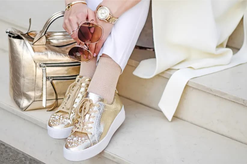 Czy złote buty są modne? Trendy, stylizacje i porady, jak je nosić
