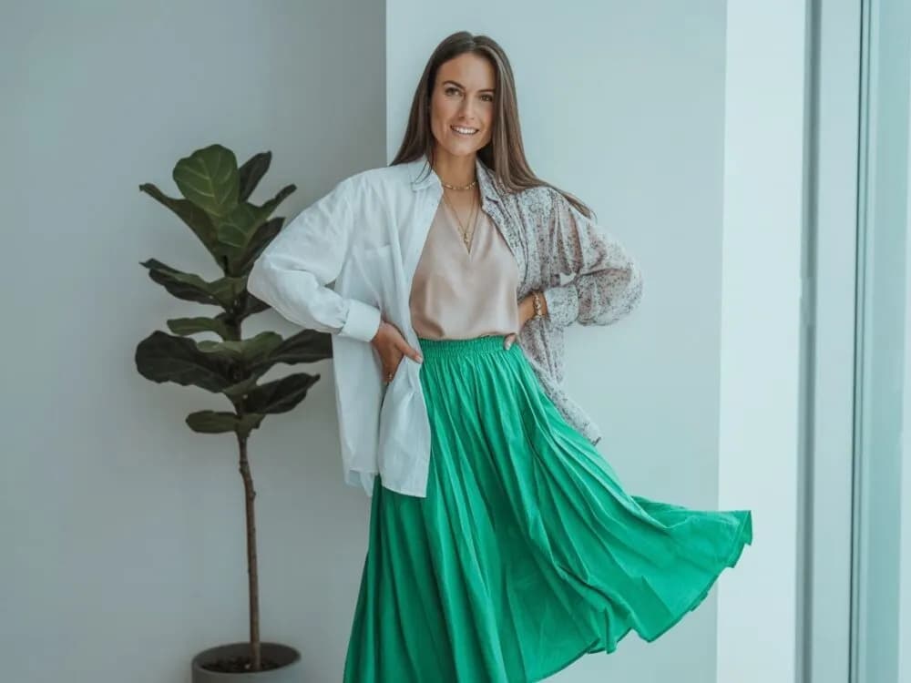 Co do zielonej spódnicy – modne stylizacje na każdą okazję i typ sylwetki