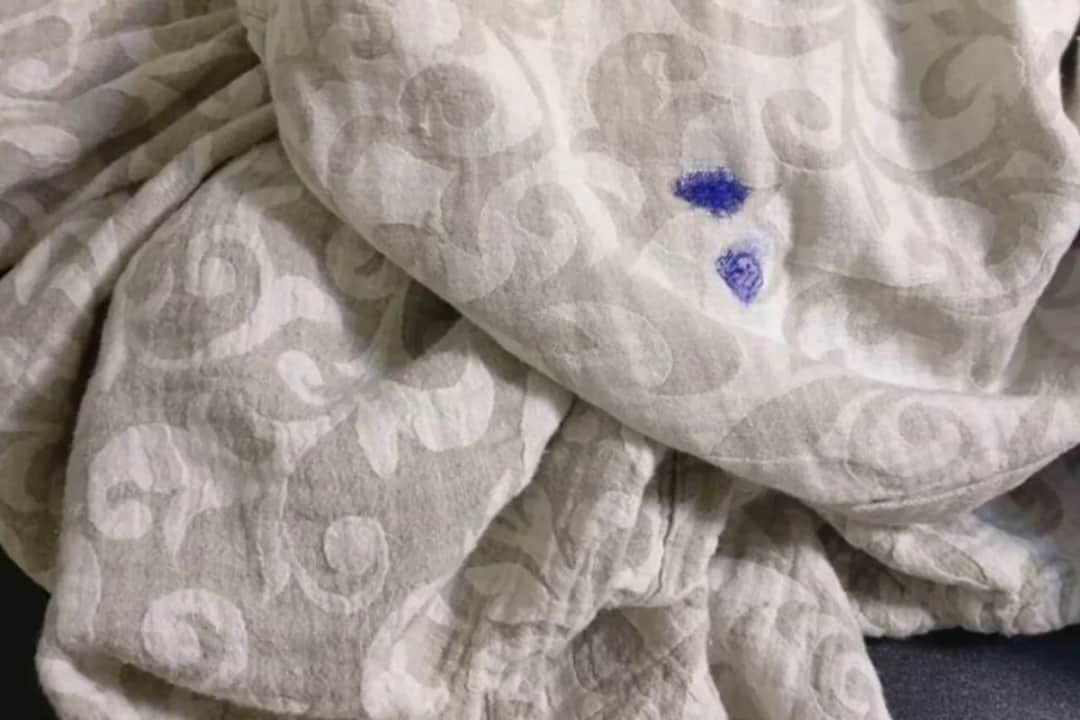 Skuteczne sposoby na to, czym zmyć marker z bluzy bez uszkodzeń