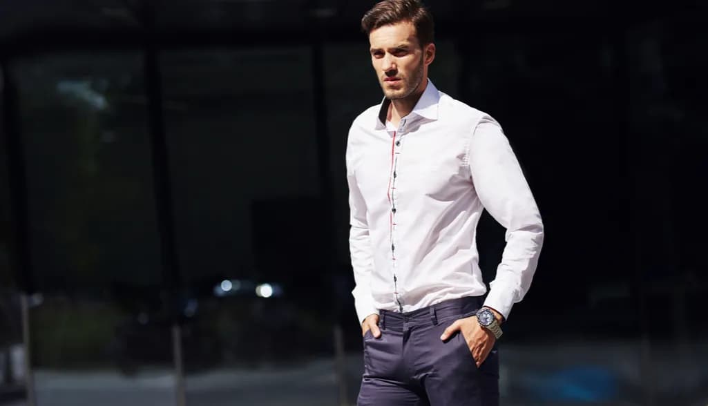Jak wsadzić koszulę do spodni i uniknąć modowych wpadek