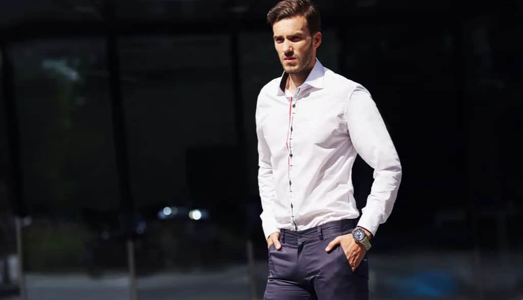Jak wsadzić koszulę do spodni i uniknąć modowych wpadek
