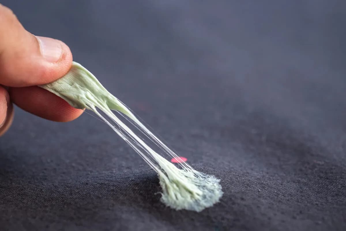 Jak usunąć gumę z bluzy - skuteczne metody bez ryzyka uszkodzeń