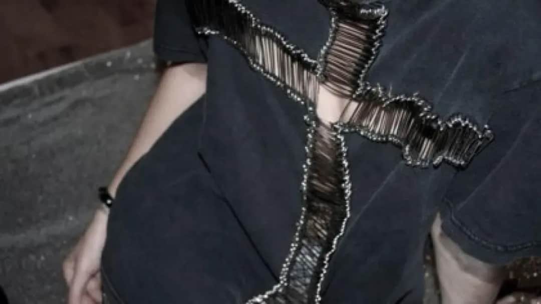 Co oznacza agrafka na ubraniu i jakie ma znaczenie w modzie?