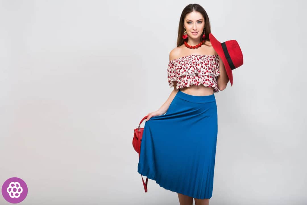 Jak dobrać idealną bluzkę do niebieskiej spódnicy – porady i modne stylizacje