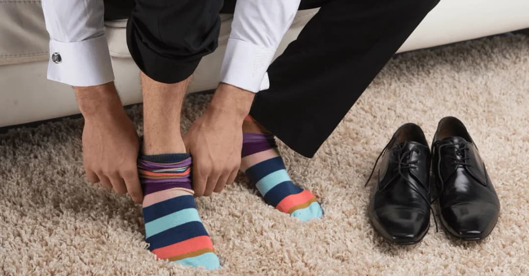 Jakie skarpetki do białych butów i czarnych spodni, aby nie wyglądać źle?