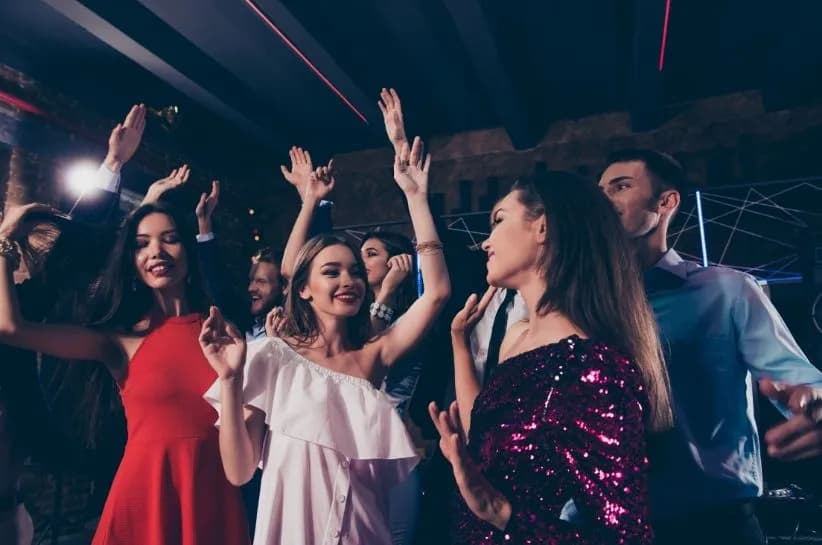 Najlepsze pomysły na outfit na 18-stkę, które zachwycą każdego gościa