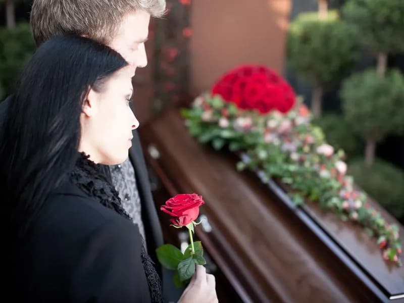 Co ubrać na pogrzebie, aby okazać szacunek i nie popełnić błędu