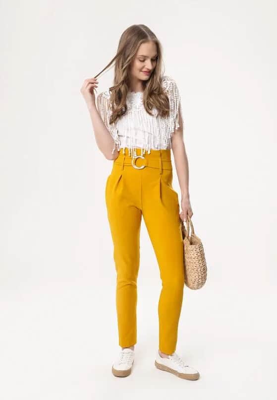 Jak nosić żółte spodnie? Modne stylizacje na każdą okazję i porady stylistów