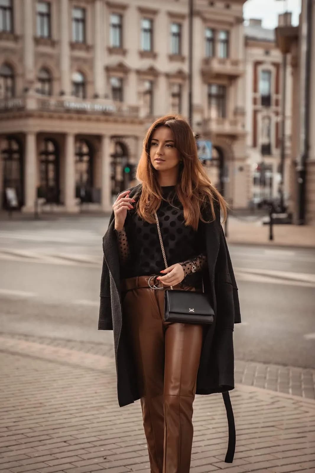 Jak nosić brązowe spodnie damskie? Stylizacje na każdą okazję i porady kolorystyczne