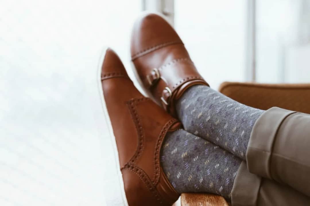 Jakie skarpetki do brązowych butów, aby uniknąć modowej wpadki?