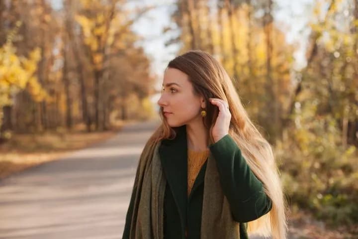 Jak dobrać idealny kolor szalika do zielonego płaszcza? Sprawdź najlepsze kombinacje!