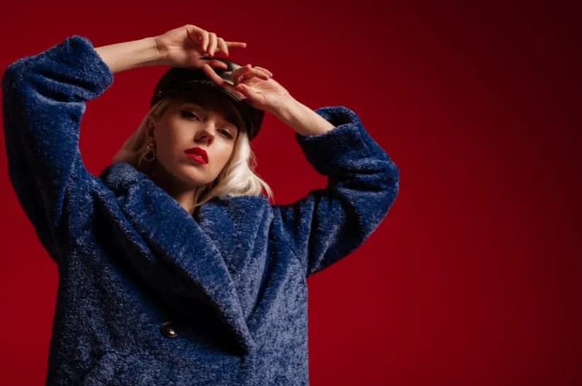 Co ubrać do granatowego płaszcza, aby wyglądać stylowo i modnie?