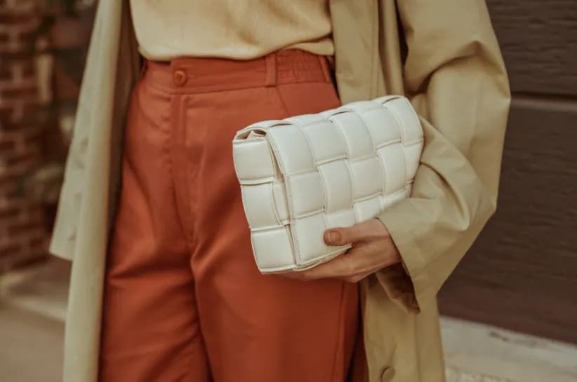 Jakie figury najlepiej wyglądają w spodniach marchewkach?