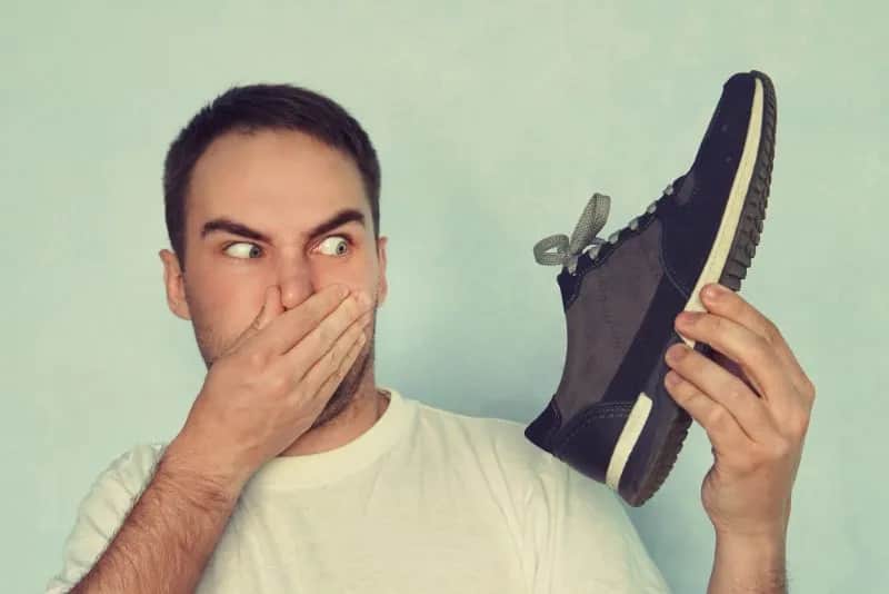 Skuteczne sposoby na pozbycie się nieprzyjemnego zapachu z butów