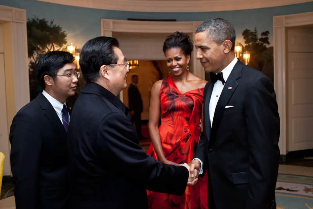 Czerwony krawat co oznacza? Symbolika i znaczenie w różnych kulturach