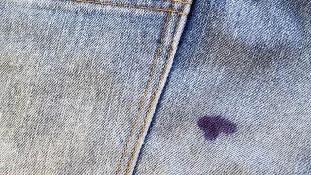 Skuteczne metody, jak usunąć klej ze spodni bez uszkodzeń tkaniny