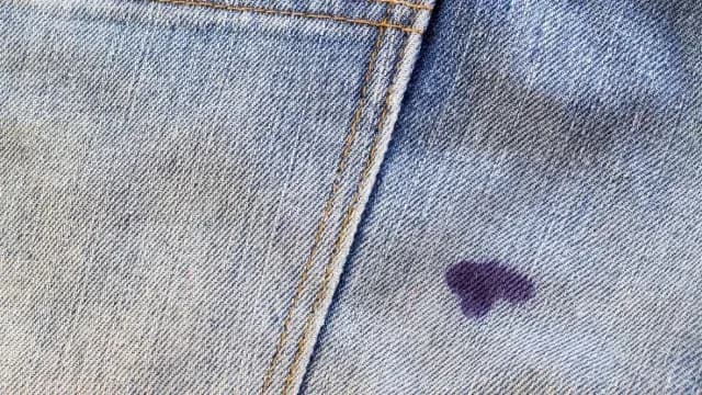Skuteczne metody, jak usunąć klej ze spodni bez uszkodzeń tkaniny