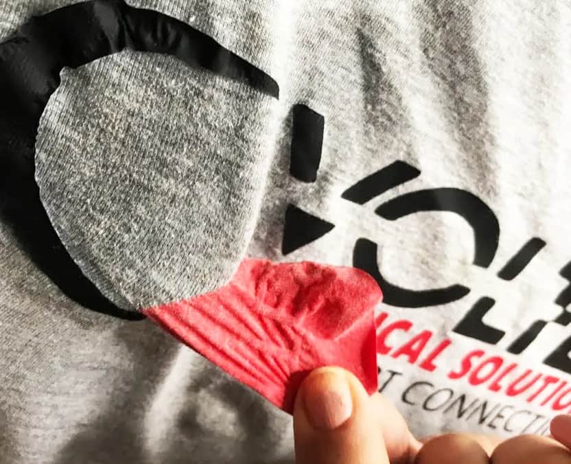 Skuteczne sposoby na to, jak pozbyć się naklejki z bluzy bez uszkodzeń