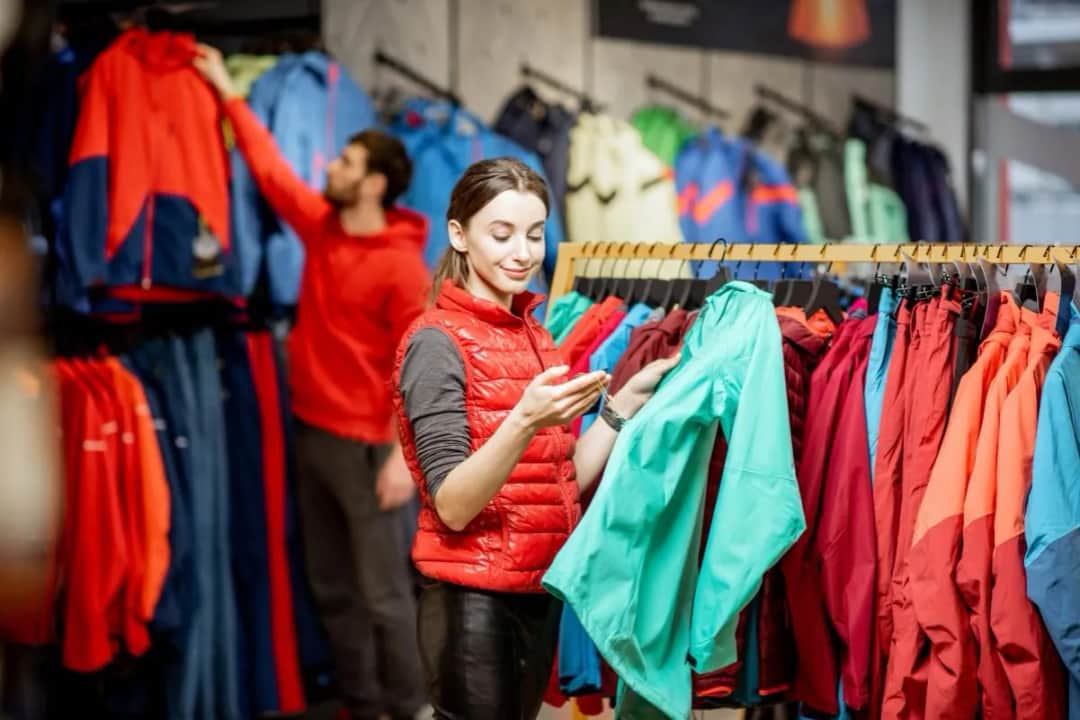 Jak wybrać idealny outfit na narty? Kompletny przewodnik po stroju narciarskim