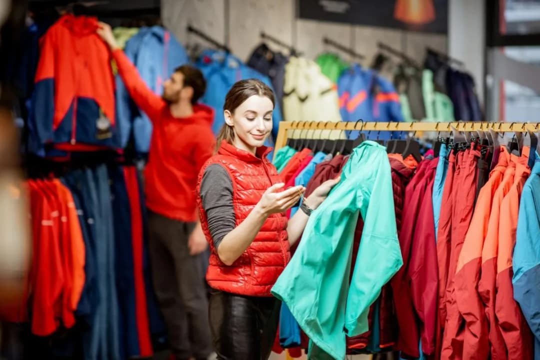 Jak wybrać idealny outfit na narty? Kompletny przewodnik po stroju narciarskim