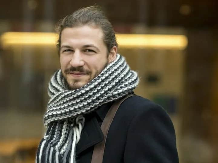 Jak prawidłowo zakładać szalik do płaszcza, aby wyglądać stylowo i modnie