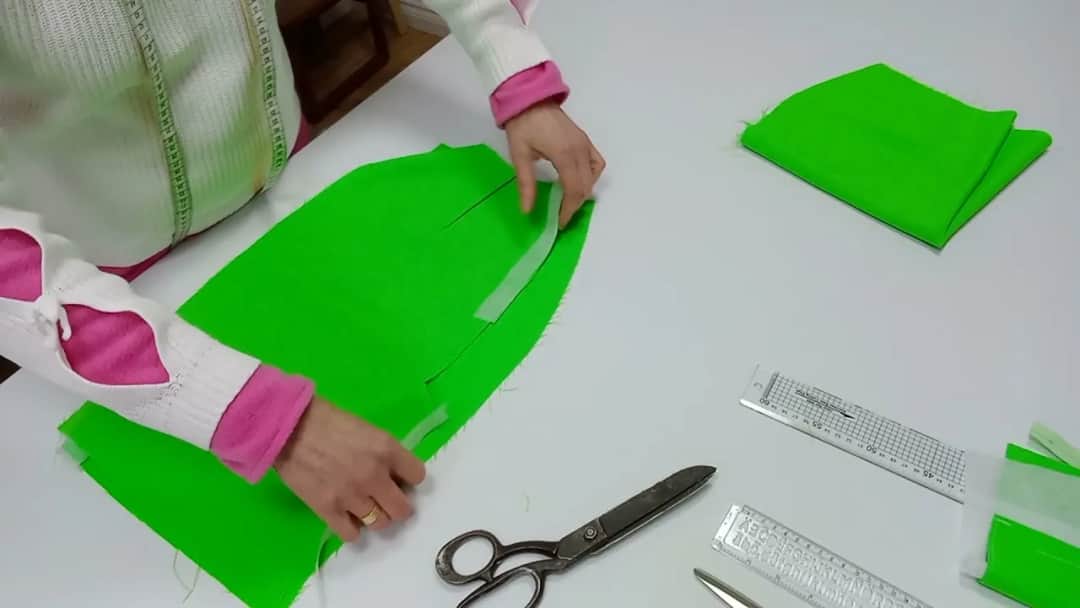 Jak zrobić rozcięcie w spódnicy bez błędów – prosty poradnik krok po kroku