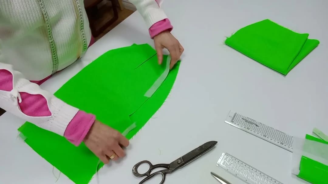 Jak zrobić rozcięcie w spódnicy bez błędów – prosty poradnik krok po kroku