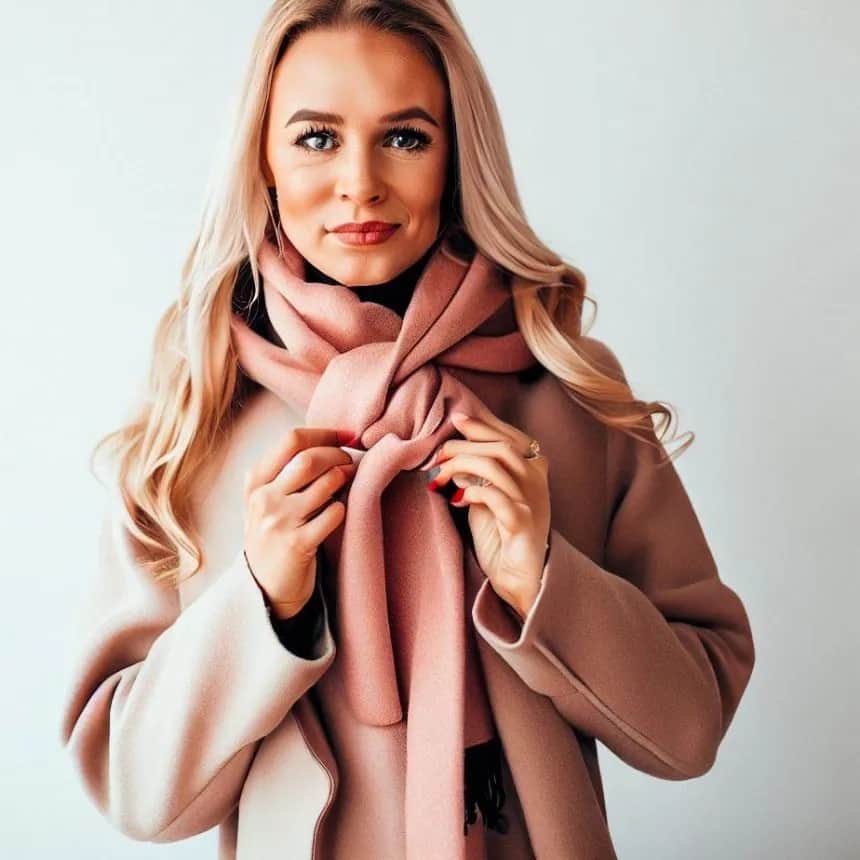 Jak wiązać szalik do płaszcza – proste sposoby na stylowy i praktyczny wygląd