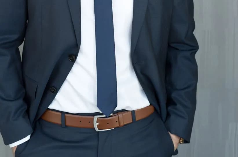 Jaki krawat do niebieskiego garnituru, aby wyglądać stylowo i elegancko?