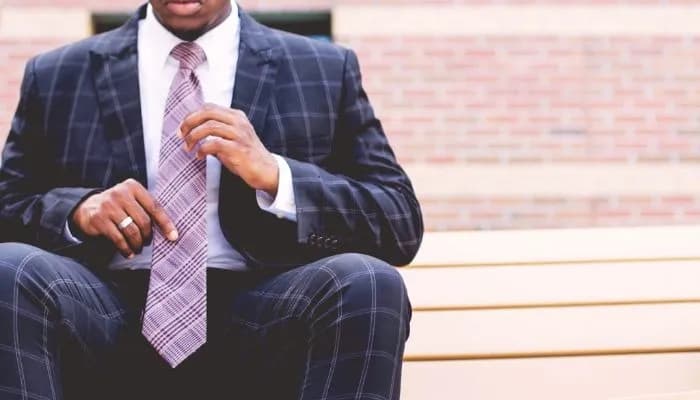 Jak dobrać krawat, aby uniknąć modowych wpadek i wyglądać świetnie