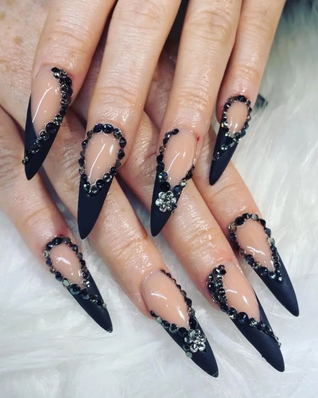 Najmodniejsze trendy manicure 2023: kolory, wzory i techniki, które musisz znać